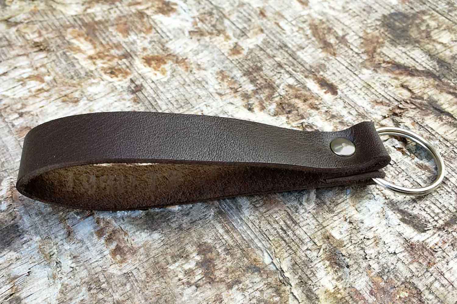 Leather key ring from Bookshell in dark brown, detail of the back